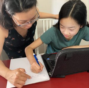 Mère aidant sa fille à faire ses devoirs