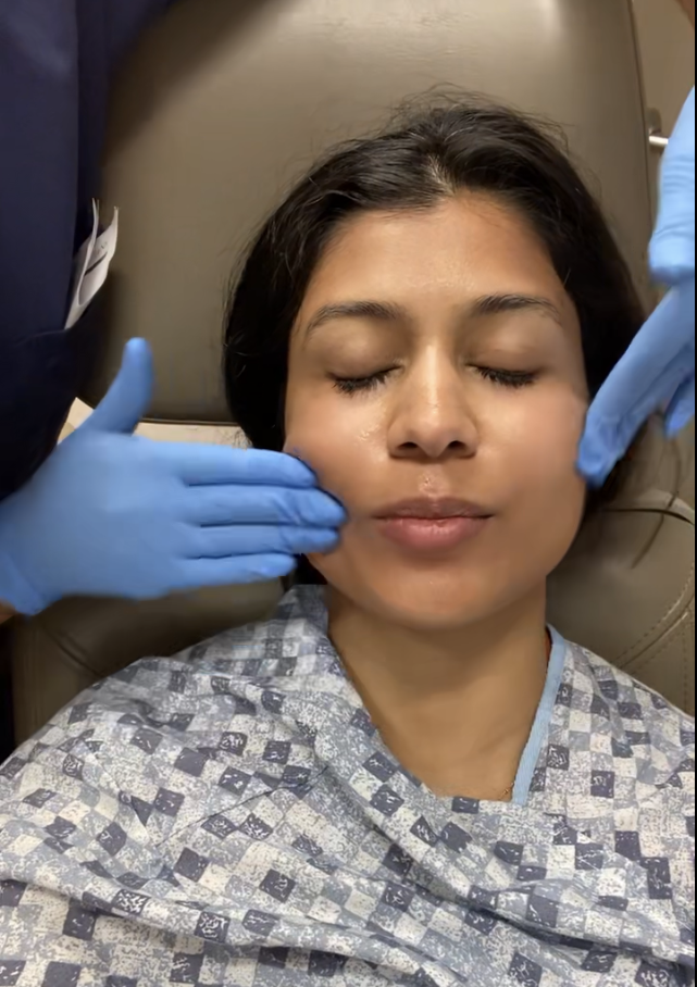 Application de SkinCeuticals CE Ferulic (sérum à la vitamine C) sur le visage du Dr Christman après le traitement Fraxel